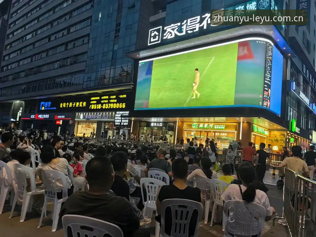 周六晚上，我正盯着手机看球赛，朋友发来一条消息：“乐鱼体育中国官方主站APP怎么下载？我换了新手机，原来的登录不上了。”这个问题我熟，因为我上周刚经历过同样的折腾——旧版本卡在加载界面，十分钟愣是转不出来。后来才搞明白，乐鱼体育中国官方主站APP近日完成了入口变更，旧版直接失效，必须重新下载更新。这事不是个例，很多用户都在问“乐鱼体育中国官方主站APP怎么下载”，尤其是那些从手机换成平板、或者从安卓切到苹果的用户，几乎都踩过这个坑。今天我就把操作路径捋清楚，省得你再被版本问题卡住。